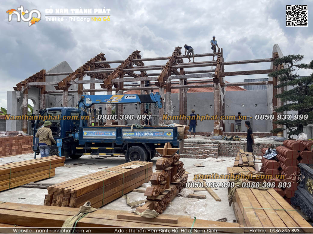 Hình ảnh thi công nhà gỗ 5 gian thông hiên